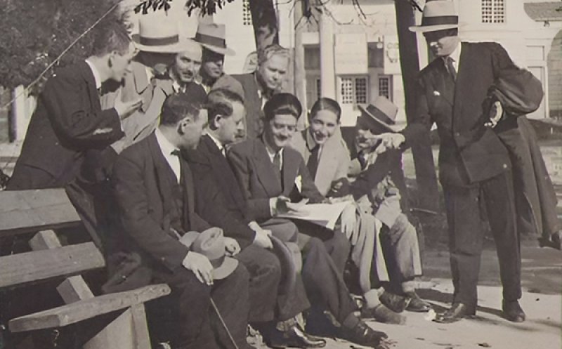 Bărbați citind ziare în Parcul Central, în Clujul anilor '30