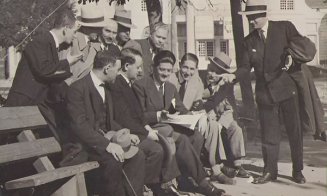 Bărbați citind ziare în Parcul Central, în Clujul anilor '30