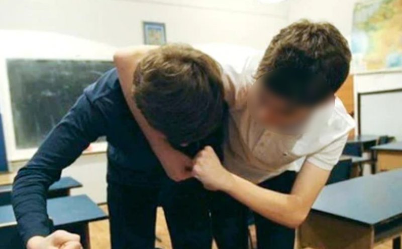Detalii despre agresiunea de la Colegiul "George Coșbuc" din Cluj: Elevul i-a dislocat umărul unei învățătoare, a lovit directoarea adjunctă și a mușcat psiholoaga