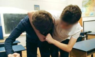 Detalii despre agresiunea de la Colegiul "George Coșbuc" din Cluj: Elevul i-a dislocat umărul unei învățătoare, a lovit directoarea adjunctă și a mușcat psiholoaga