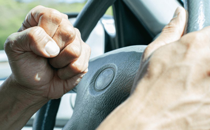 Șofer oprit în trafic după ce a condus haotic în Cluj. Polițiștii au descoperit rapid de ce