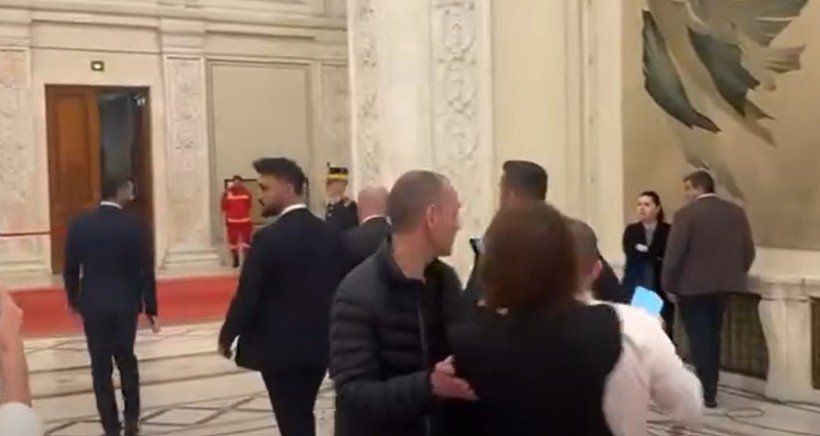 Jurnaliștii care îl așteptau pe premierul Bolojan, bruscați și împinși de ofițerul de presă al Guvernului