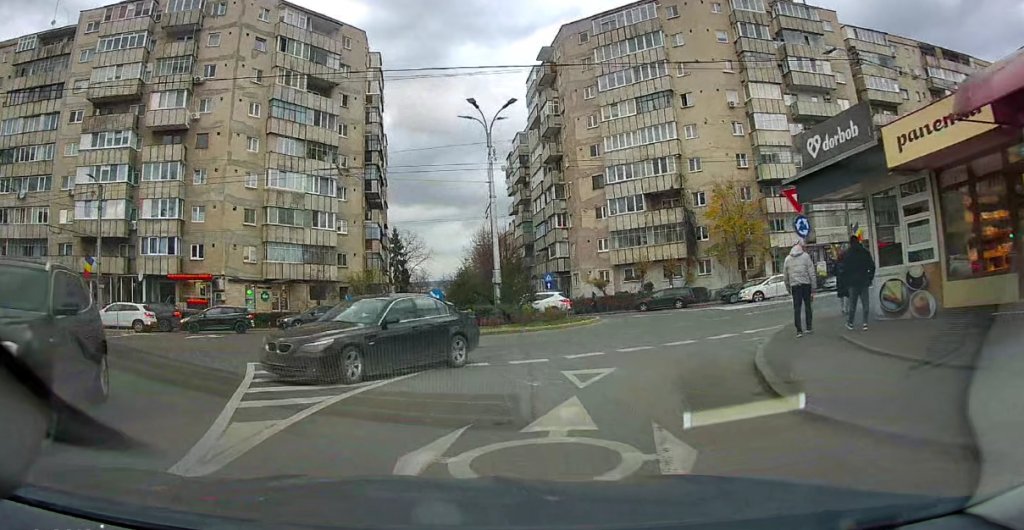 Tupeu maxim în Mănăștur! Un șofer de BMW a traversat pe interzis, fără numere de înmatriculare, imediat după ce a trecut Poliția