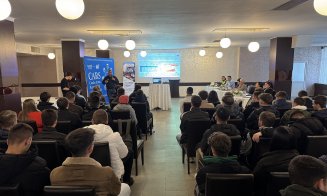 CARS în curtea școlii! Elevii de la Transporturi au simulat accidente, răsturnări și derapaje pentru a învăța să fie responsabili la volan