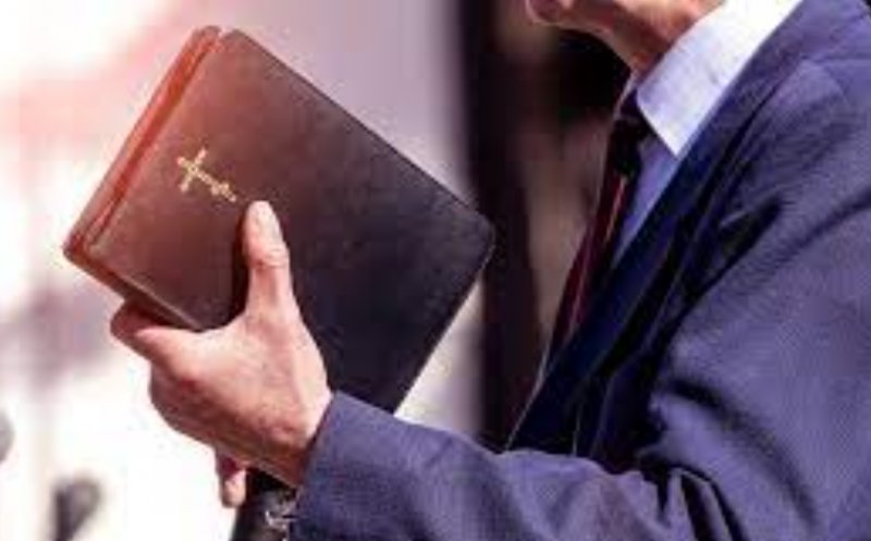 Descoperire șocantă: Pastor penticostal de 72 de ani, cercetat pentru agresiuni sexuale asupra unei adolescente care îl vedea ca pe un tată