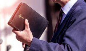 Descoperire șocantă: Pastor penticostal de 72 de ani, cercetat pentru agresiuni sexuale asupra unei adolescente care îl vedea ca pe un tată