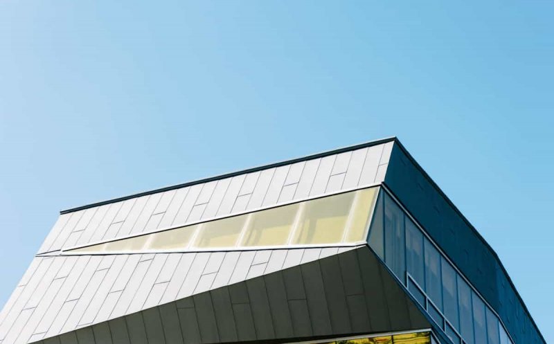 Impactul unui acoperiș din tablă asupra valorii unei proprietăți imobiliare