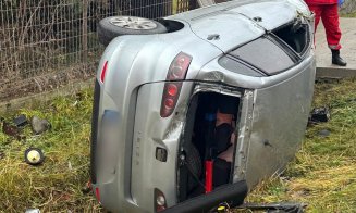 Accident în Cluj: Mașină răsturnată pe un drum din județ. A intervenit SMURD-ul