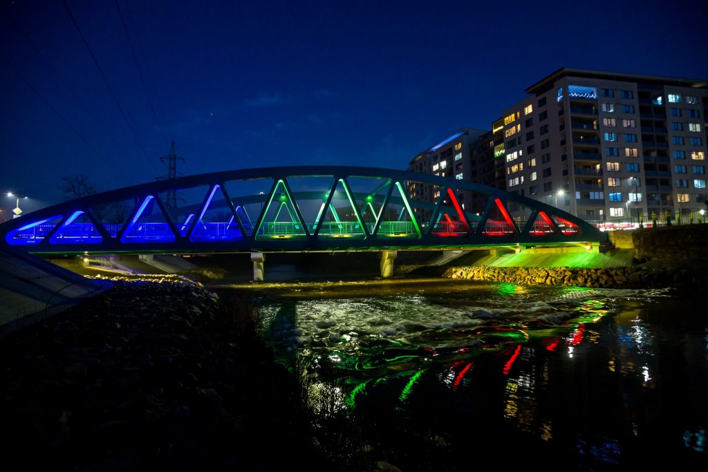 Ziua Națională a României, la Cluj-Napoca. Clădirile și podurile orașului, iluminate în culorile drapelului