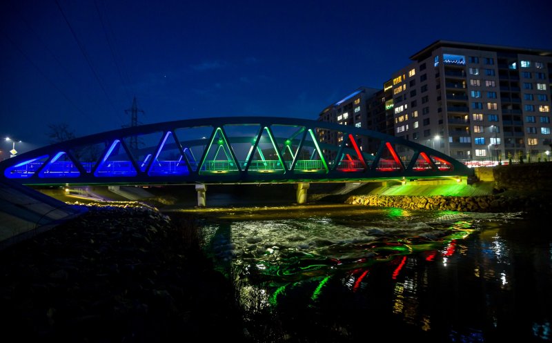 Ziua Națională a României, la Cluj-Napoca. Clădirile și podurile orașului, iluminate în culorile drapelului