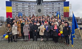Au început manifestările de 1 Decembrie la Cluj. Festivitate de depunere de coroane în Piața Mihai Viteazul