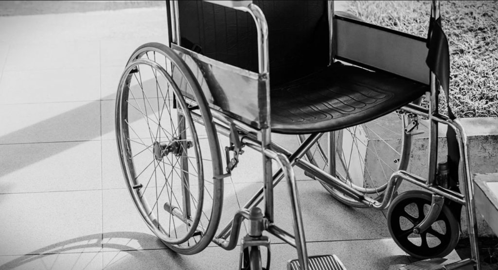 Caz cutremurător! Doi bărbaţi acuzaţi că au ucis în bătaie o persoană în scaun cu rotile, arestaţi preventiv