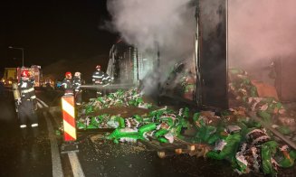 TIR în flăcări pe A3, în Cluj! Zeci de saci cu hrană pentru animale sunt împrăștiați pe șosea