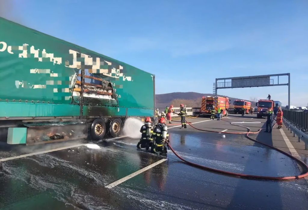 Incendiu la remorca unui camion pe Autostrada Sebeș-Turda. Pompierii au intervenit în forță