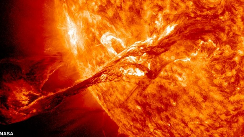 Alertă de furtună geomagnetică după erupția solară clasificată X1.9 de NASA/ Ce ar putea apărea miercuri seara pe cer