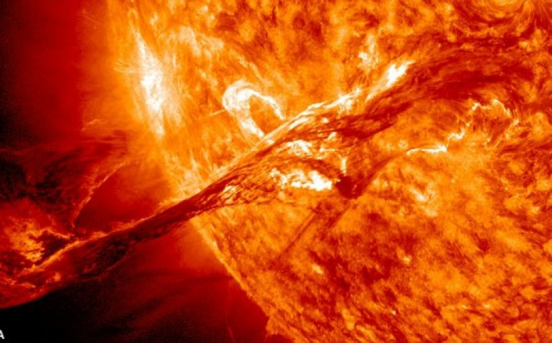 Alertă de furtună geomagnetică după erupția solară clasificată X1.9 de NASA/ Ce ar putea apărea miercuri seara pe cer