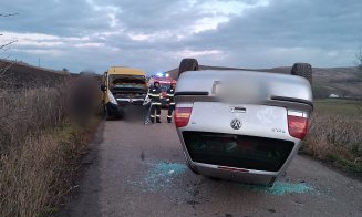 Accident grav în Cluj: o mașină s-a răsturnat după ce a lovit un microbuz. O femeie a ajuns la spital