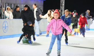 Atmosferă de sărbătoare pe gheață la Târgul de Crăciun din Turda. Patinoarul te așteaptă – Vezi programul