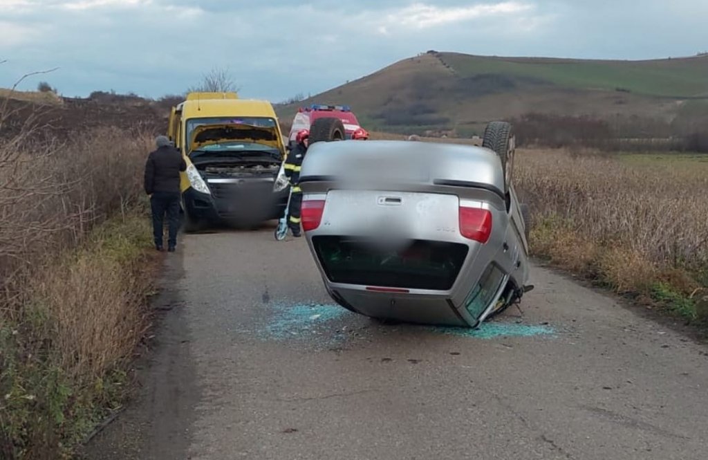 Cum s-a produs accidentul cu un microbuz școlar la Frata, Cluj: un șofer s-a răsturnat după ce a intrat într-un cap de pod