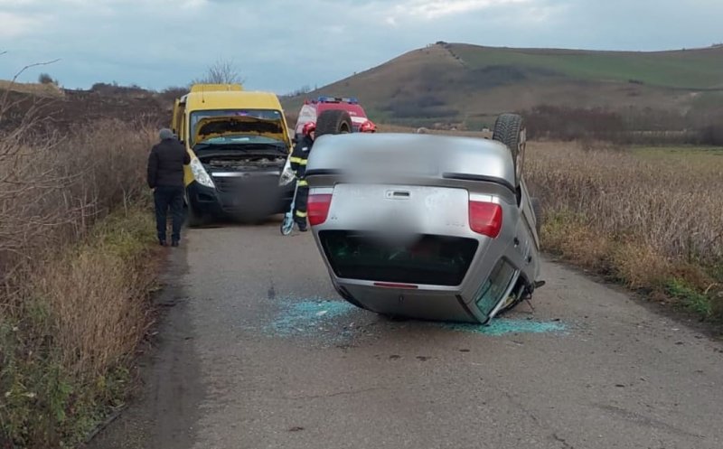 Cum s-a produs accidentul cu un microbuz școlar la Frata, Cluj: un șofer s-a răsturnat după ce a intrat într-un cap de pod