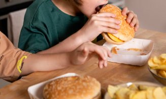 UNICEF: Copiii sunt hrăniți cu „junk food” de la vârste tot mai mici. Tulburările de creștere, obezitatea, depresia, hiperactivitatea, printre consecințe