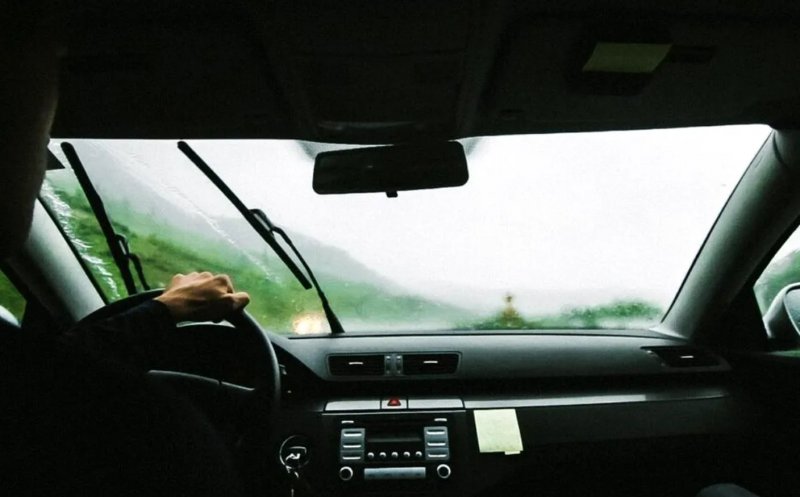 Cum să scapi de scârțâitul ștergătoarelor de parbriz: trucuri utile oferite de experți