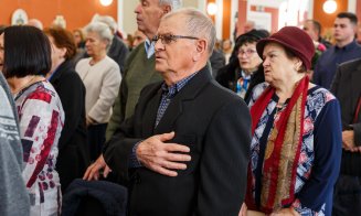 Zeci de cupluri care au sărbătorit "nunta de aur", premiate de primarul Emil Boc