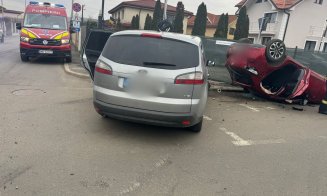 ACCIDENT în Florești. Una dintre mașini a ajuns cu roțile-s sus/ O femeie, transportată de urgență la spital