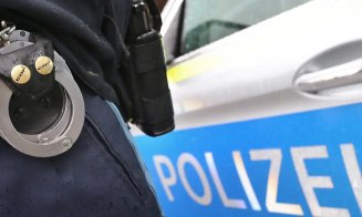 Român arestat în Germania. A rupt în bătaie două tinere care se sărutau într-un tramvai. Una dintre fete căzuse pe jos, iar individul continua să o lovească cu picioarele