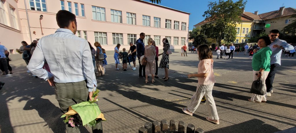 Zi liberă pentru părinți în prima zi de școală! Propunerea legislativă, adoptată tacit de Senat