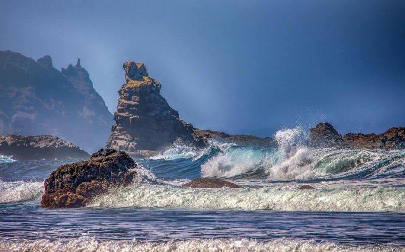 Filmul tragic al morții celor doi români din Tenerife, înghițiți de un val uriaș. Cei doi erau angajați ai unui ONG românesc