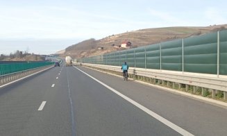 Imaginea ZILEI: Un livrator pe bicicletă, surprins pe banda de urgență a autostrăzii A3, în Cluj. „Să nu se răcească mâncarea"
