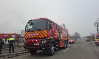 Panică în Cluj-Napoca: un imobil cu materiale combustibile a fost cuprins de flăcări. Pompierii au intervenit în forță