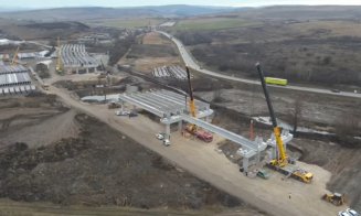 Autostrada Transilvania: Se montează grinzile la viaductul de 2 km de la Topa Mică. Mobilizare impresionantă pe șantier