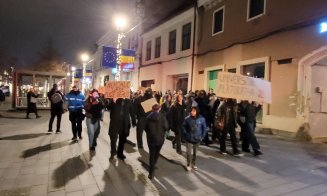 Studenții clujeni, din nou în stradă. Marș și miting de protest în centrul Clujului și la Prefectură: „Bursele înapoi, jos austeritatea!”