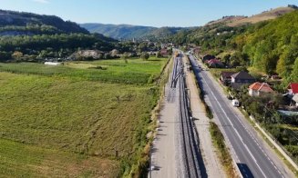 Întârzieri majore pe calea ferată Cluj–Episcopia Bihor. Premierul Bolojan: „Proiectul este blocat”