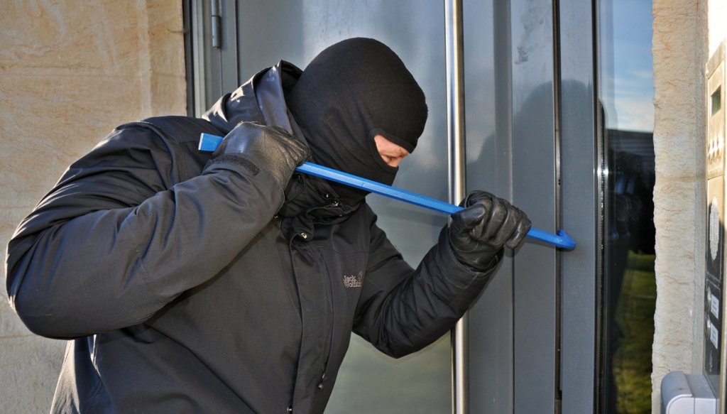 Scene de groază în Cluj: O femeie a fost atacată în locuința ei și jefuită de propriul soț