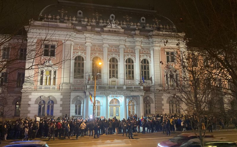 A treia noapte de proteste la Cluj: peste 1.000 de oameni cer demisia Liei Savonea și demiterea lui Cătălin Predoiu / Fosta judecătoare Andreea Chiș, printre protestatari