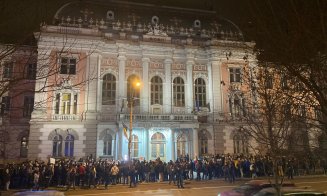 A treia noapte de proteste la Cluj: peste 1.000 de oameni cer demisia Liei Savonea, demiterea lui Cătălin Predoiu. Duminică va fi marș pentru justiție