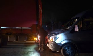 ACCIDENT teribil pe Cluj - Oradea între o mașină și un TIR. Un tânăr a murit încarcerat