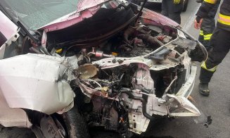 Impact violent pe un drum din Cluj. O mașină s-a făcut praf/ Descarcerarea și SMURD, trimise la fața locului