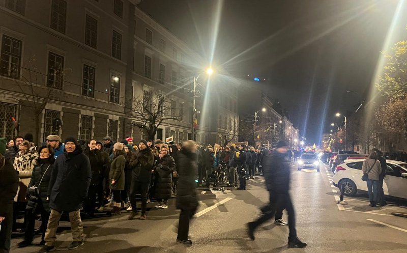 O nouă seară cu proteste la Cluj! Mii de persoane la marșul pentru libertatea justiției: „Independență, nu obediență!”/ „Savonea, demisia!”