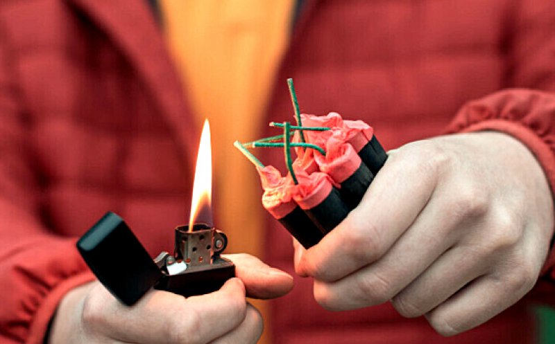 A început sezonul MUTILĂRILOR cu petarde: Copil de 8 ani, cu degetul retezat, după ce i-a explodat petarda în mână