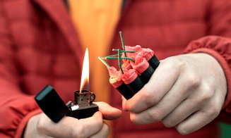 A început sezonul MUTILĂRILOR cu petarde: Copil de 8 ani, cu degetul retezat, după ce i-a explodat petarda în mână