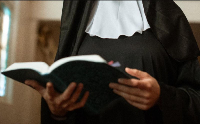 Cerșetor deghizat în călugăriță, surprins într-un tren pe ruta Iași–Cluj: „Dumnezeu vede și iartă. Nu e bine să judeci"