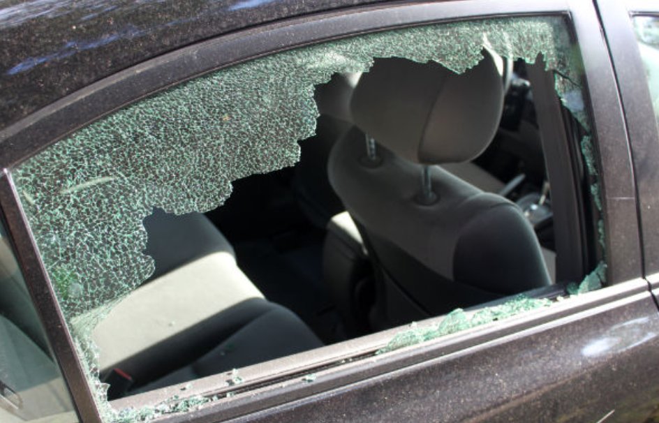 Un clujean a fost reținut pentru spargerea geamurilor unui autoturism parcat. Prejudiciu uriaș