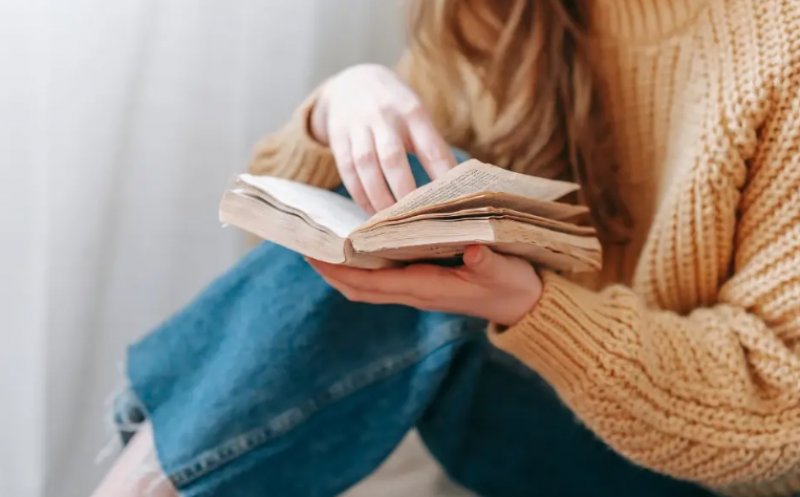 Programa de Limba română, ruptă de realitate. Profesoară: Elevii își fac temele cu ChatGPT, dar AI lipsește complet din materie/ Ne întoarcem la istoria literară ideologizată, e un naționalism ultraconservator