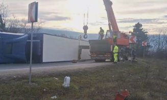 Pompierii clujeni acționează de ore întregi să repună pe roți TIR-ul care s-a răsturnat cu sute de porci