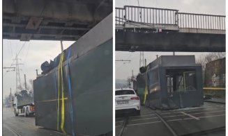 Accident spectaculos în Cluj: un șofer a „uitat” cât de înalt e transportul și a lovit Podul Gării