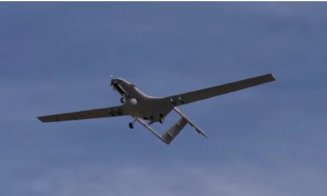 Dronă care are ataşată o paraşută, găsită într-o pădure din judeţul Argeş